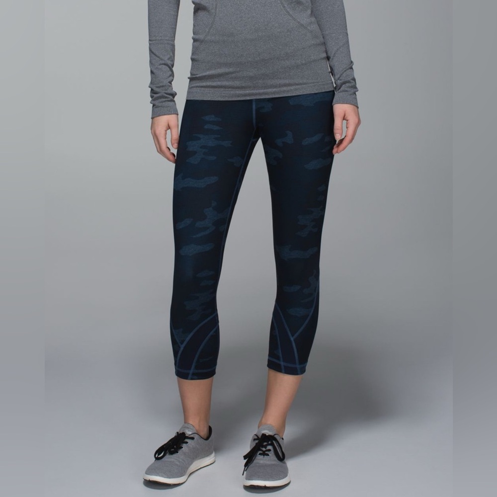 Lululemon Inspire Crop 11 Cropped Leggings Blue Camo Size 6